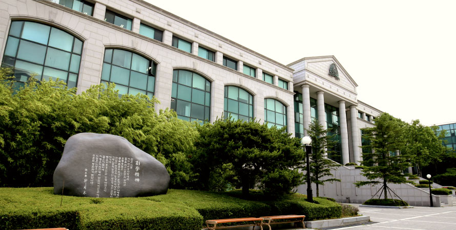 설립자의 창학정신 비석